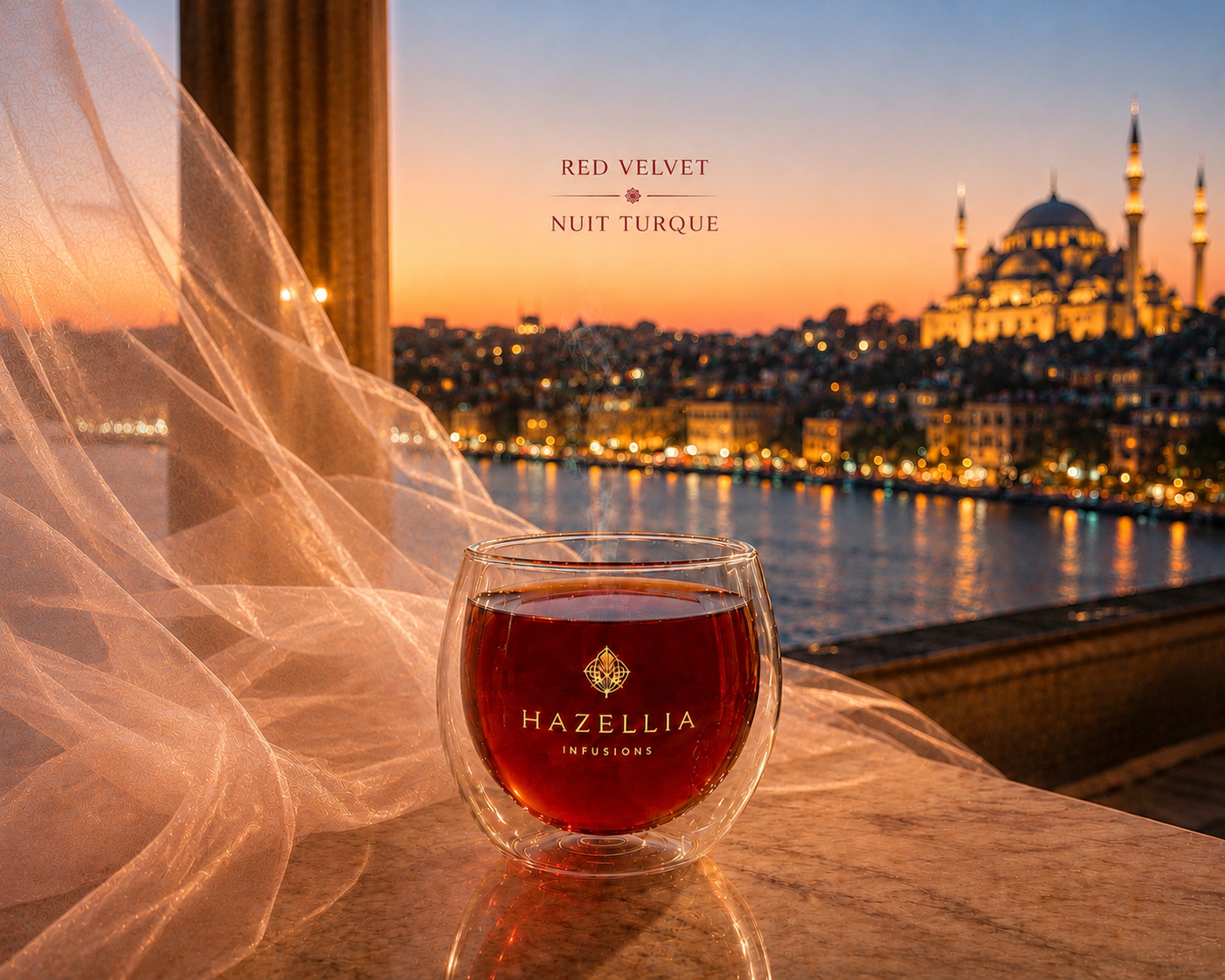 Red Velvet Hazellia – infusion rouge velours dans un verre double paroi premium avec voile rose poudré aérien, ambiance Nuit Turque et paysage d’Istanbul au coucher du soleil.