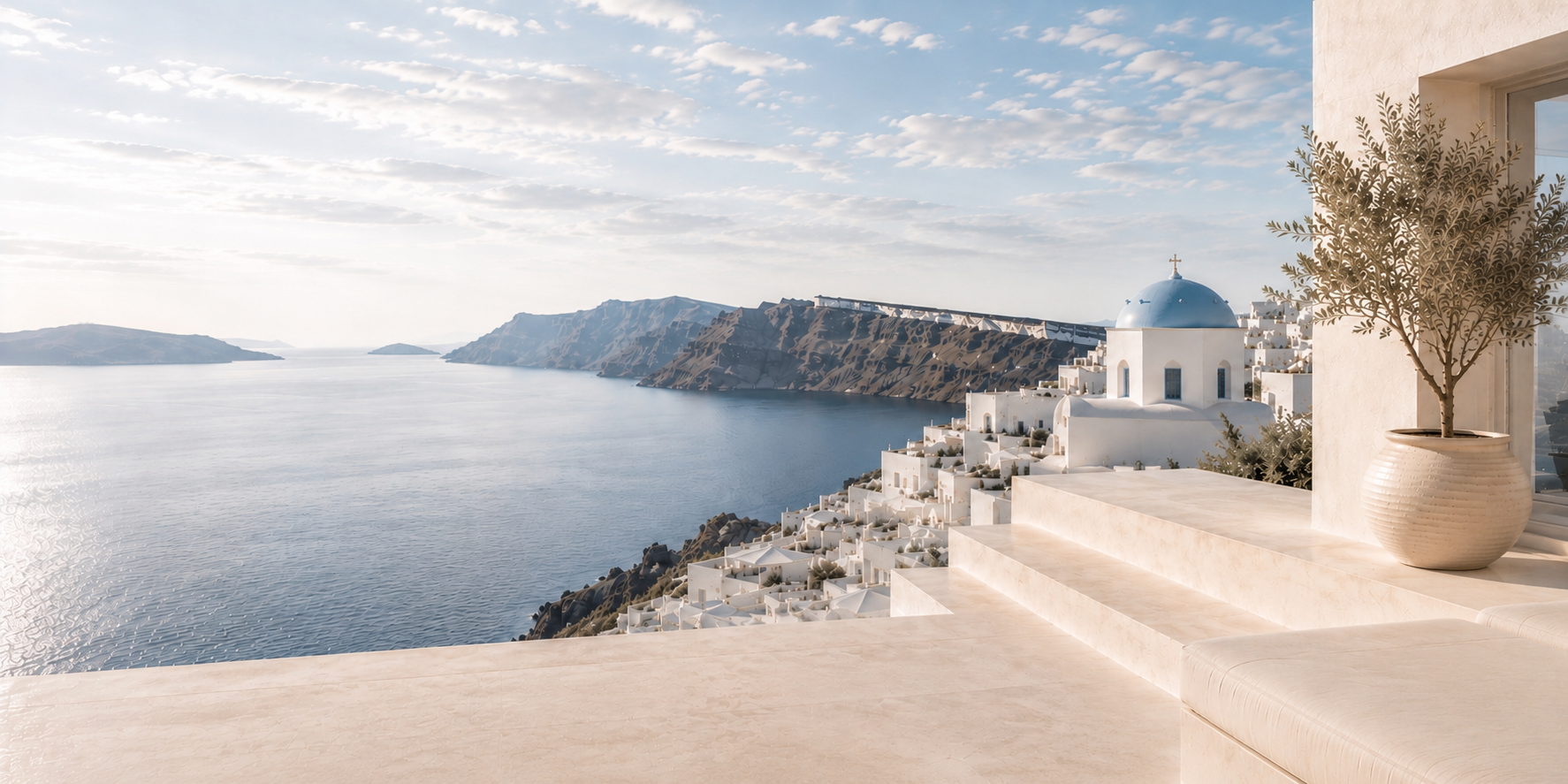 Paysage de Santorin en Grèce avec vue sur la mer Égée et les maisons blanches, bannière de la destination Grèce Éternelle par Hazellia Voyage.