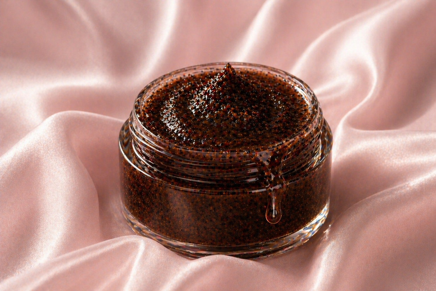 Masque café miel texture fine et brillante sur tissu satin rose poudré – rituel naturel pour une peau lumineuse et éclatante