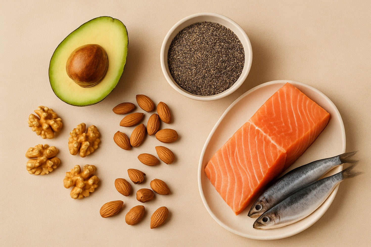 Sélection d’aliments riches en oméga-3 : saumon, sardines, avocat, noix, amandes et graines de chia, disposés sur fond beige minimaliste dans un style premium.