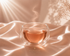 Infusion CherryTox chaude dans un mug double paroi transparent sur satin champagne pêche nude, ambiance luxe féminin minimaliste, infusion queues de cerise ambrée, vapeur naturelle élégante, photographie éditoriale premium Hazellia style haute parfumerie, rituel drainage et silhouette féminine.