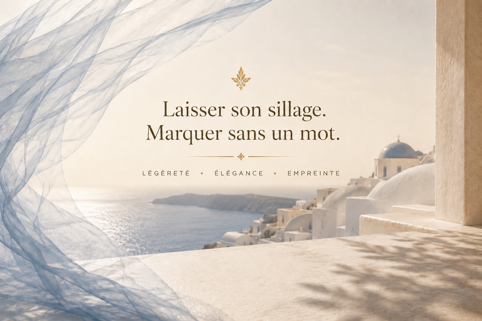 Bannière éditoriale Hazellia Sillage, voile bleu poudré sur paysage grec, architecture blanche méditerranéenne, ambiance ivoire champagne et univers d’infusion premium inspiré de la Grèce.

