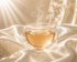 Infusion Deep Silk chaude dans un mug double paroi ovale transparent sur satin ivoire nacré, thé ambré clair avec vapeur délicate, lumière douce et ambiance luxe apaisante Hazellia inspirée des rituels bien-être féminins et du slow living.