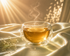 Infusion chaude Mint Atlas dans un mug double paroi ovale transparent, thé ambré doré à la menthe poivrée sur satin champagne sauge lumineux, vapeur délicate, lumière dorée naturelle et ambiance luxe couture Hazellia inspirée des rituels bien-être féminins.
