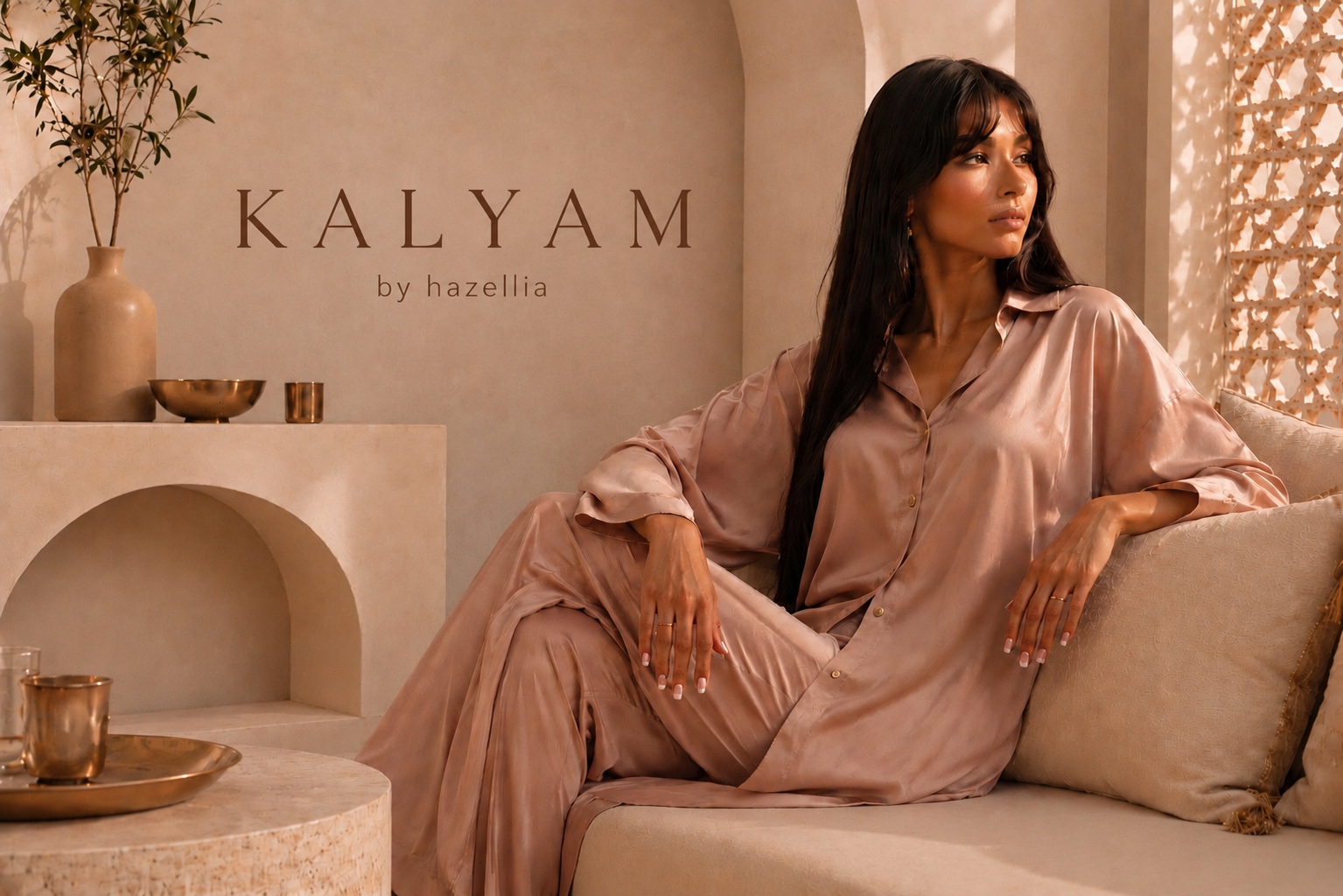 Collection Kalyam par Hazellia, élégance féminine aux tons poudrés dans un décor lumineux inspiré du Maroc.