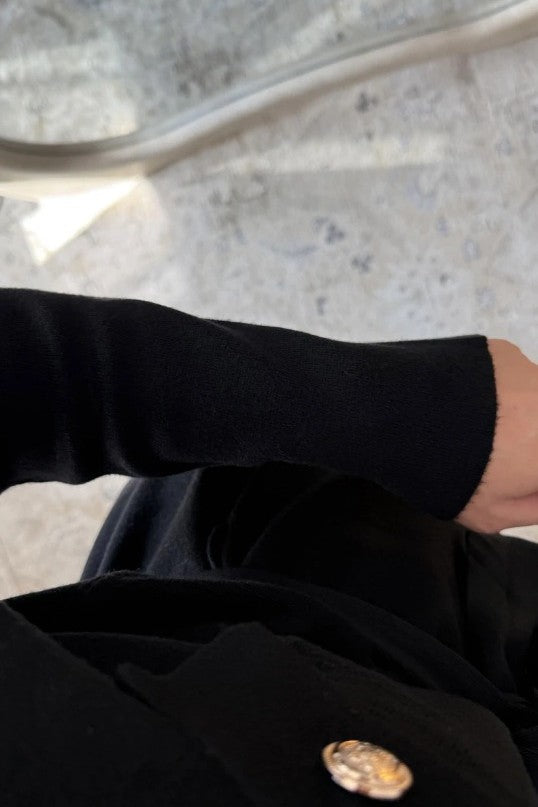 Ensemble Tricot Noir Boutons Dorés