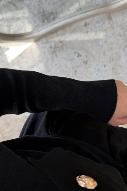 Ensemble Tricot Noir Boutons Dorés