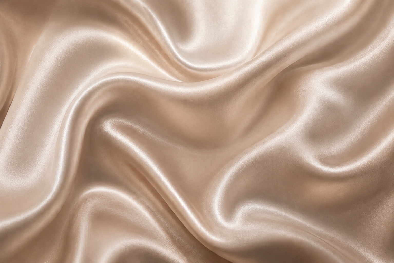 Fond en satin champagne ivoire lumineux représentant l’univers élégant et raffiné de la Maison d’infusions Hazellia.

