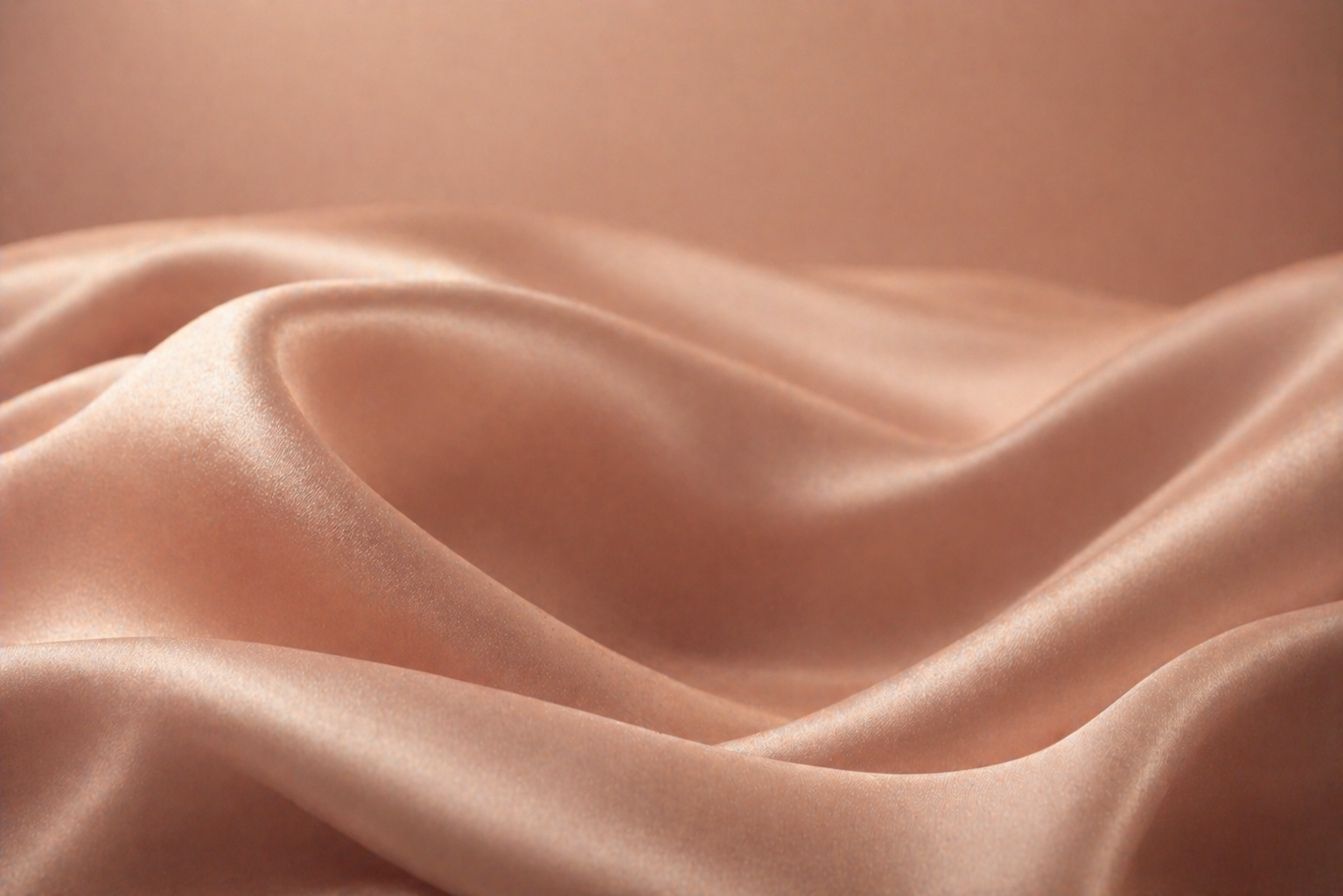 Tissu satin beige rosé aux plis doux et enveloppants, lumière chaleureuse et ambiance apaisante – univers Deep Silk Hazellia

