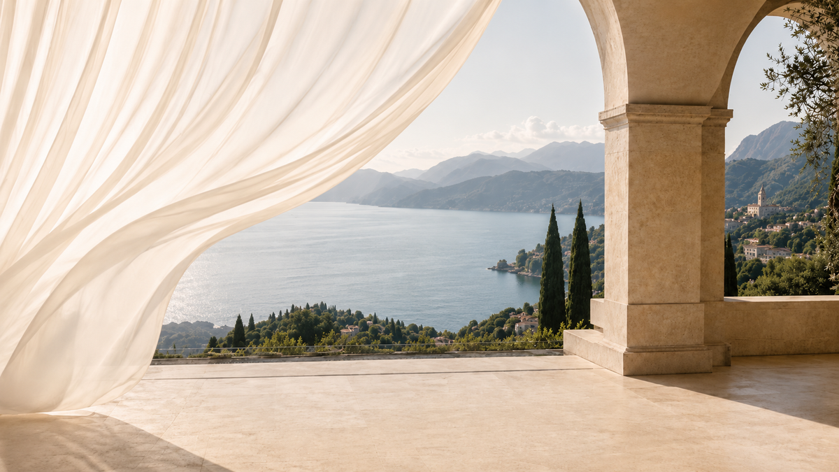 Paysage italien de luxe avec lac, cyprès, villas à flanc de colline et voile ivoire aérien – Italie Dolce Vita Hazellia

