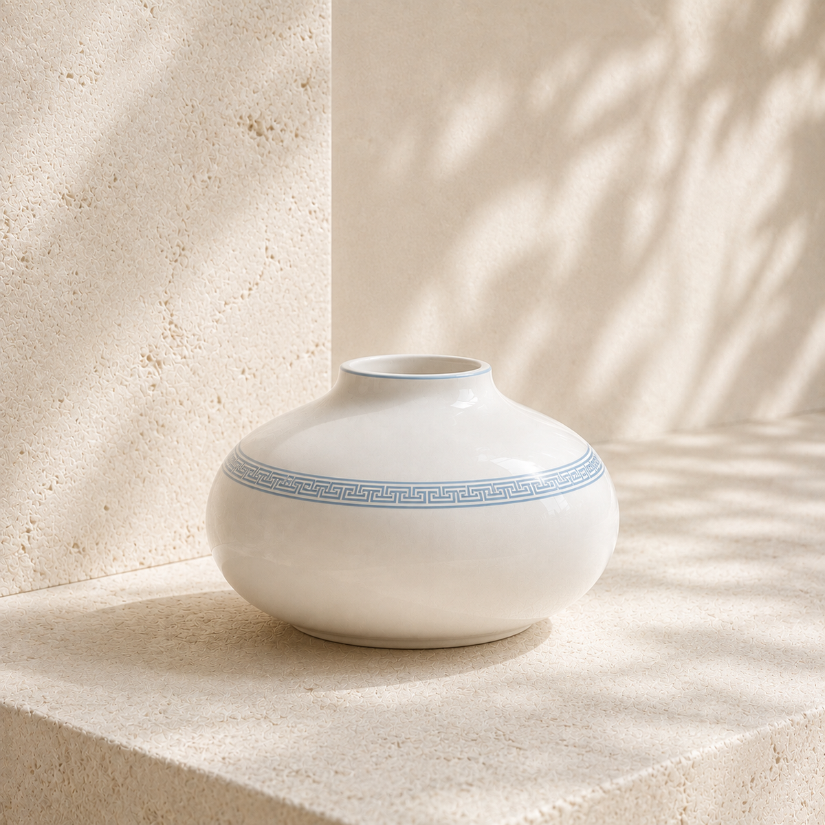 Vase en céramique blanche brillante aux motifs grecs bleu poudré – élégance grecque Hazellia

